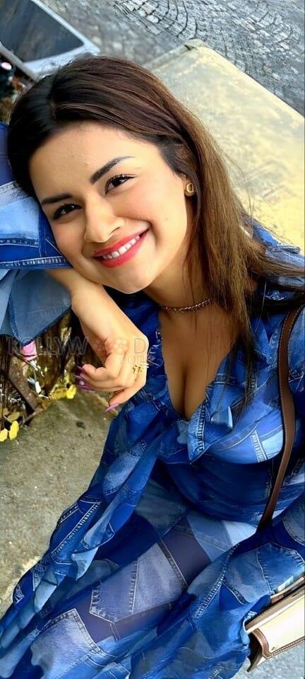 Avneet Kaur Smiling and Showing Cleavage Photo 01