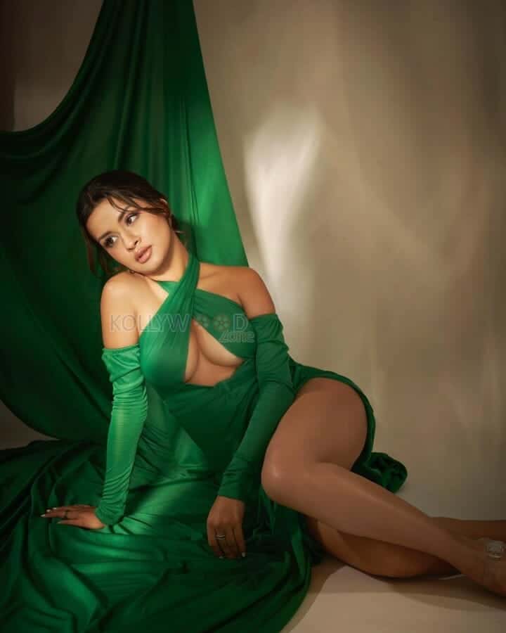 Braless Avneet Kaur in a Sultry Green Gown Photos 01