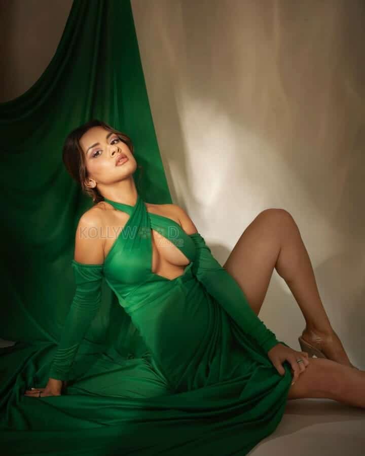 Braless Avneet Kaur in a Sultry Green Gown Photos 03