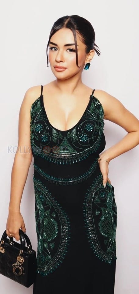 Captivating Avneet Kaur in a Backless Elegant Black Deep Neck Gown Pictures 04