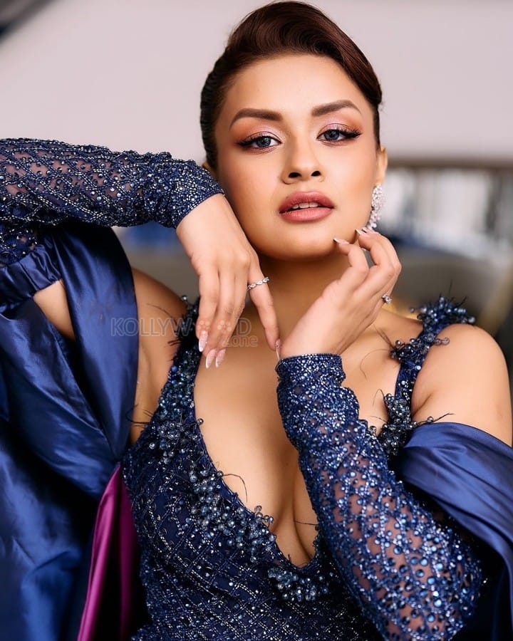 Captivating Avneet Kaur in a Blue Dress at Cannes 2024 Pictures 08