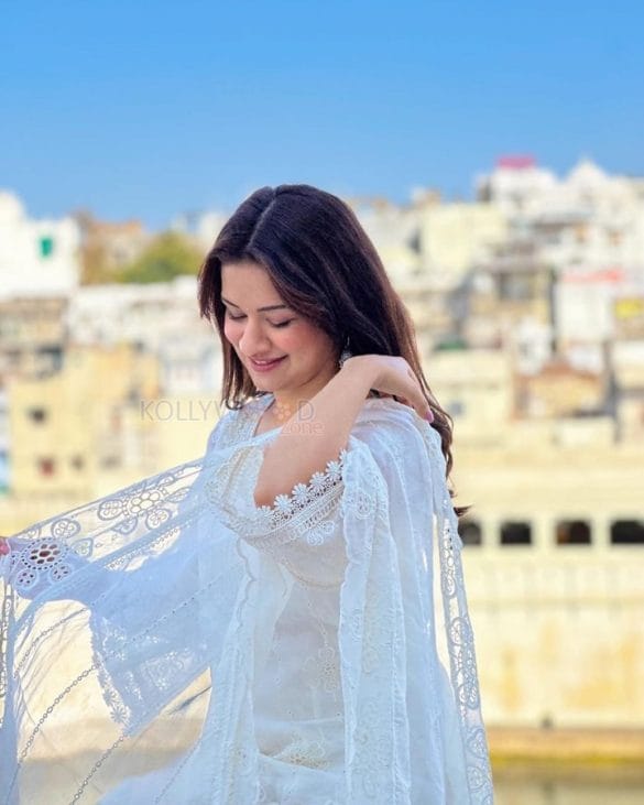 Charming Avneet Kaur In A White Kurta Pictures 02 (300450) | Kollywood Zone