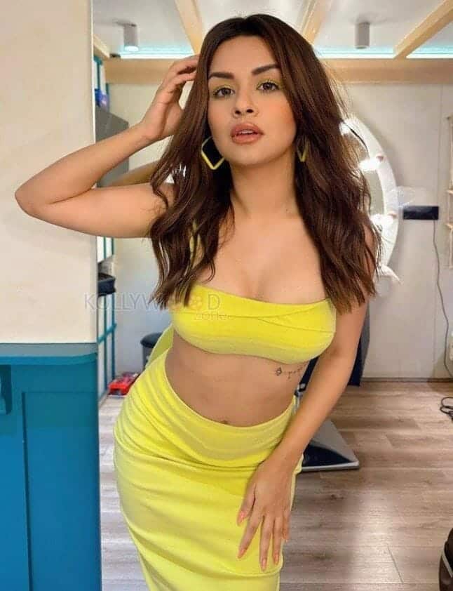 Hot Avneet Kaur in a Yellow Cleavage Revealing Top Pictures 02