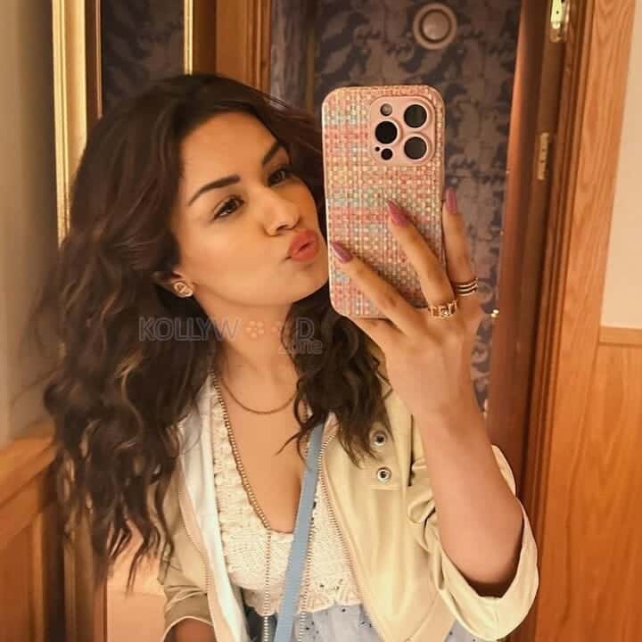 Sexy Avneet Kaur Selfie Photos 01