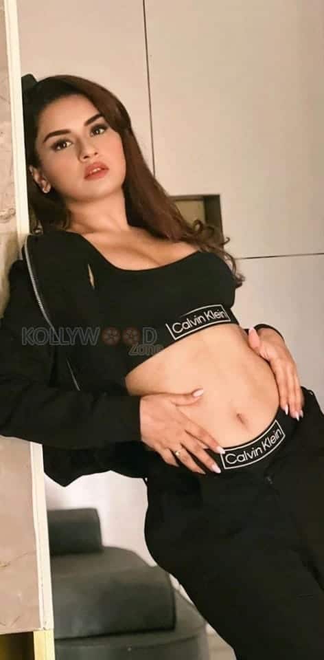 Sexy Avneet Kaur Showing Navel in Calvin Klein Outfit Photos 01