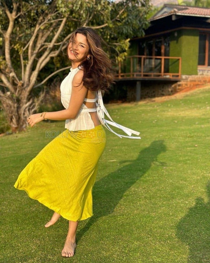 Sexy Avneet Kaur in a Backless White Top and Skirt Pictures 04