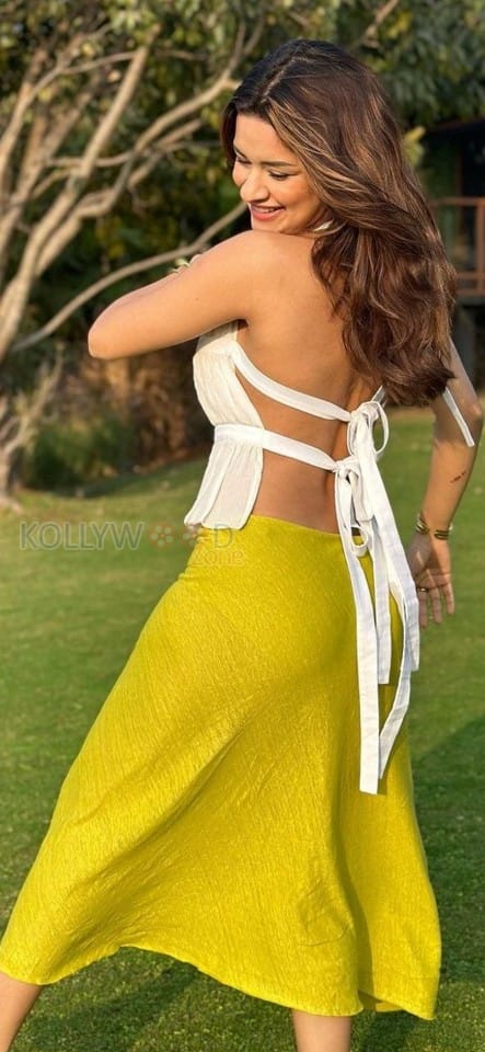 Sexy Avneet Kaur in a Backless White Top and Skirt Stills 02