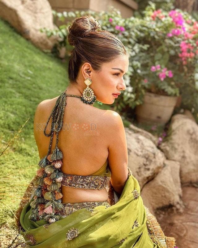 Stunning Avneet Kaur in a Green Lehenga Photoshoot Pictures 01