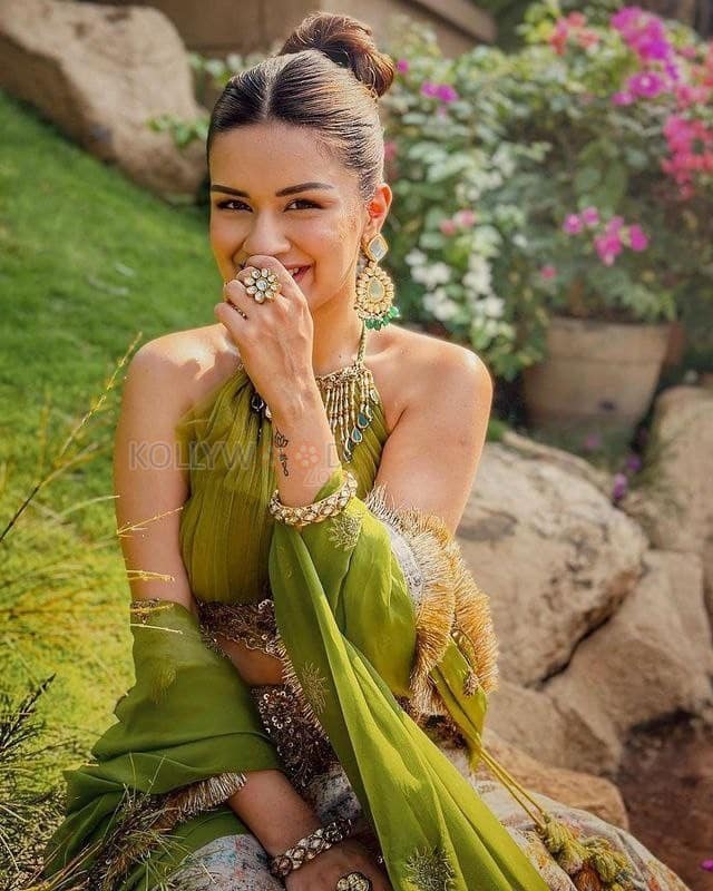 Stunning Avneet Kaur in a Green Lehenga Photoshoot Pictures 03