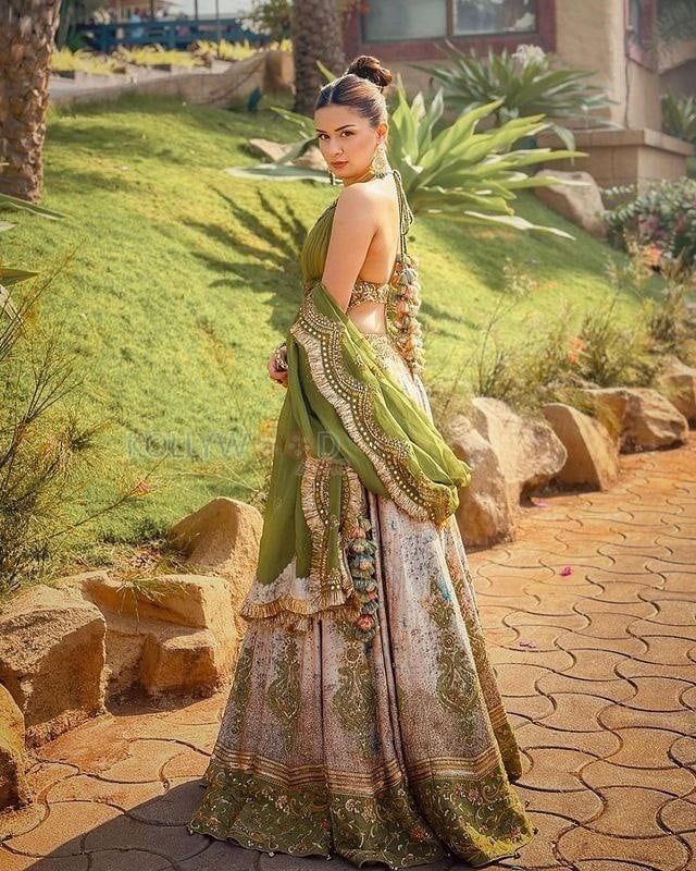 Stunning Avneet Kaur in a Green Lehenga Photoshoot Pictures 04