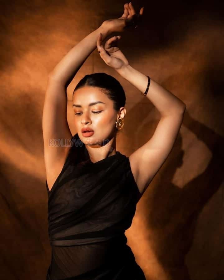 Tempting Avneet Kaur in a Black Dress Pictures 02