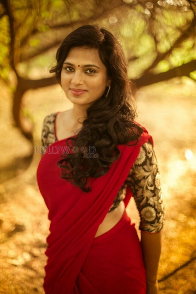 Aan Devathai Joker Actress Ramya Pandian Photos