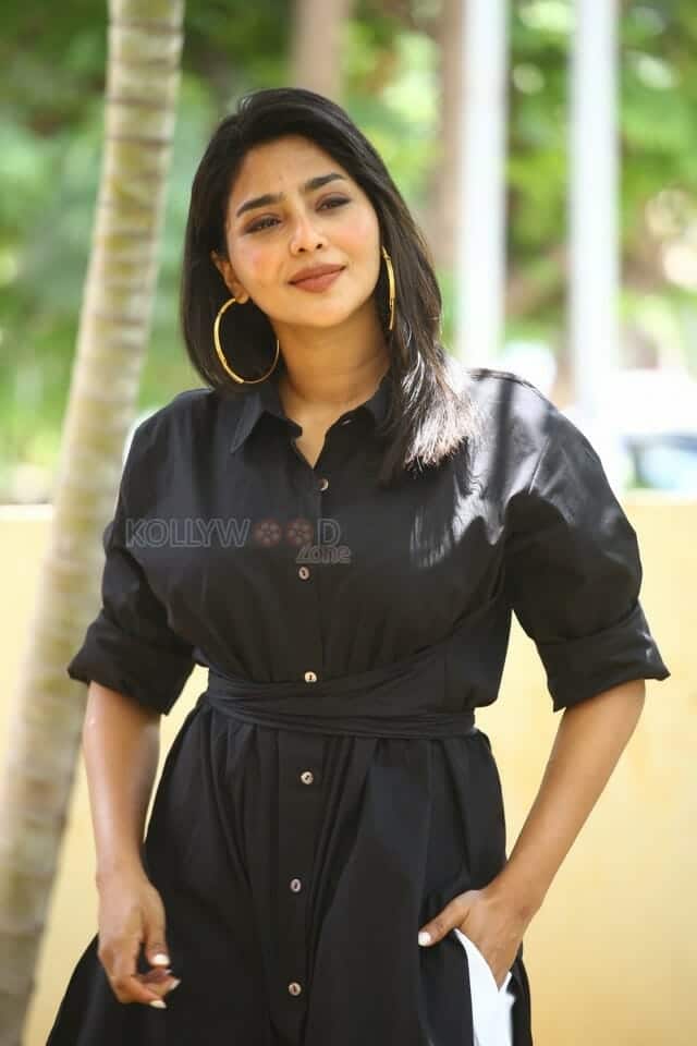 Actress Aishwarya Lekshmi at Godse Movie Interview Photos 02