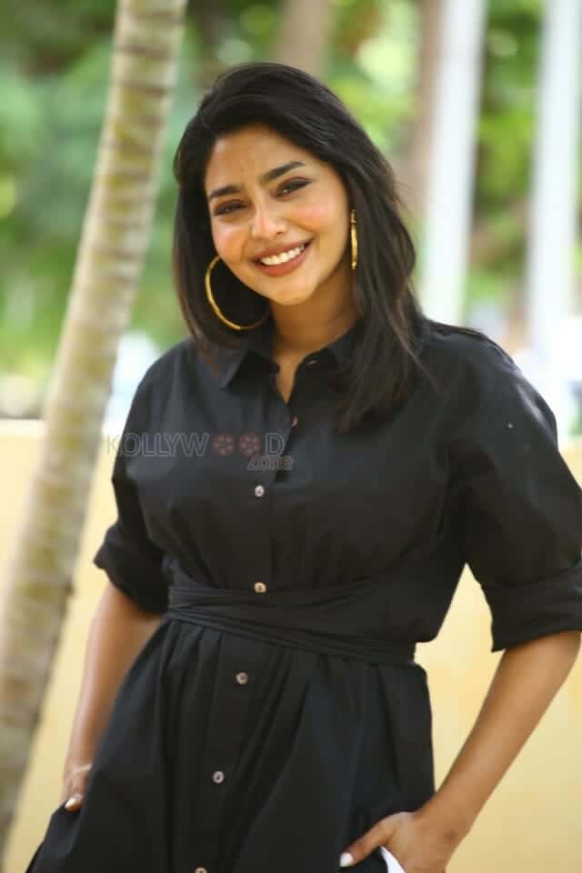 Actress Aishwarya Lekshmi at Godse Movie Interview Photos 03