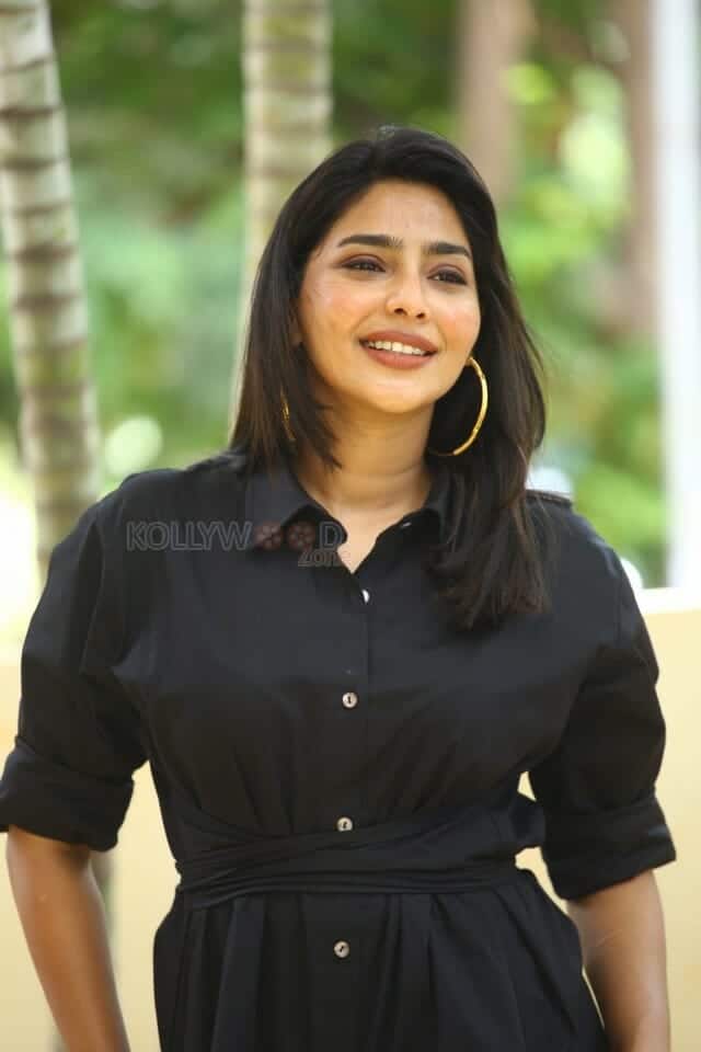 Actress Aishwarya Lekshmi at Godse Movie Interview Photos 04