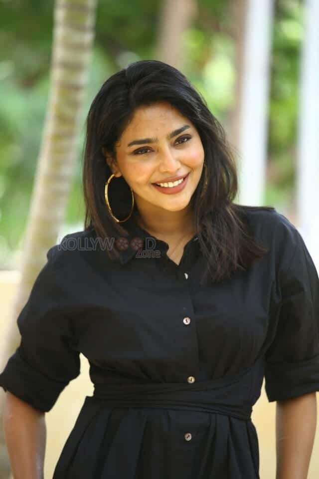 Actress Aishwarya Lekshmi at Godse Movie Interview Photos 07