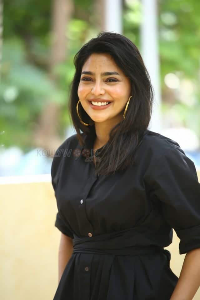 Actress Aishwarya Lekshmi at Godse Movie Interview Photos 09