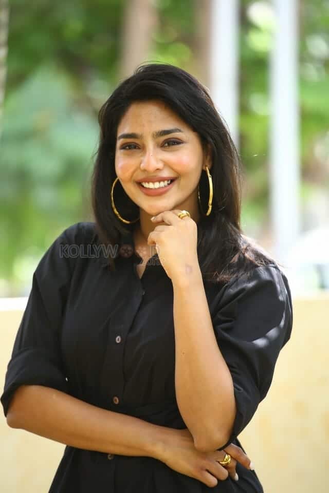 Actress Aishwarya Lekshmi at Godse Movie Interview Photos 11