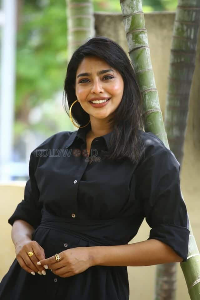 Actress Aishwarya Lekshmi at Godse Movie Interview Photos 15