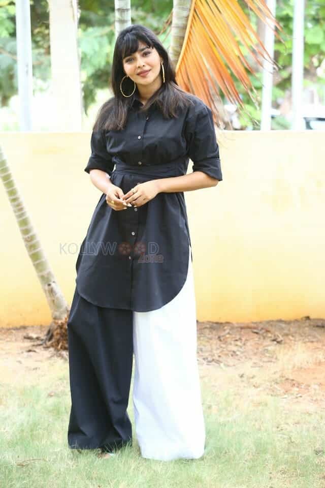 Actress Aishwarya Lekshmi at Godse Movie Interview Photos 24