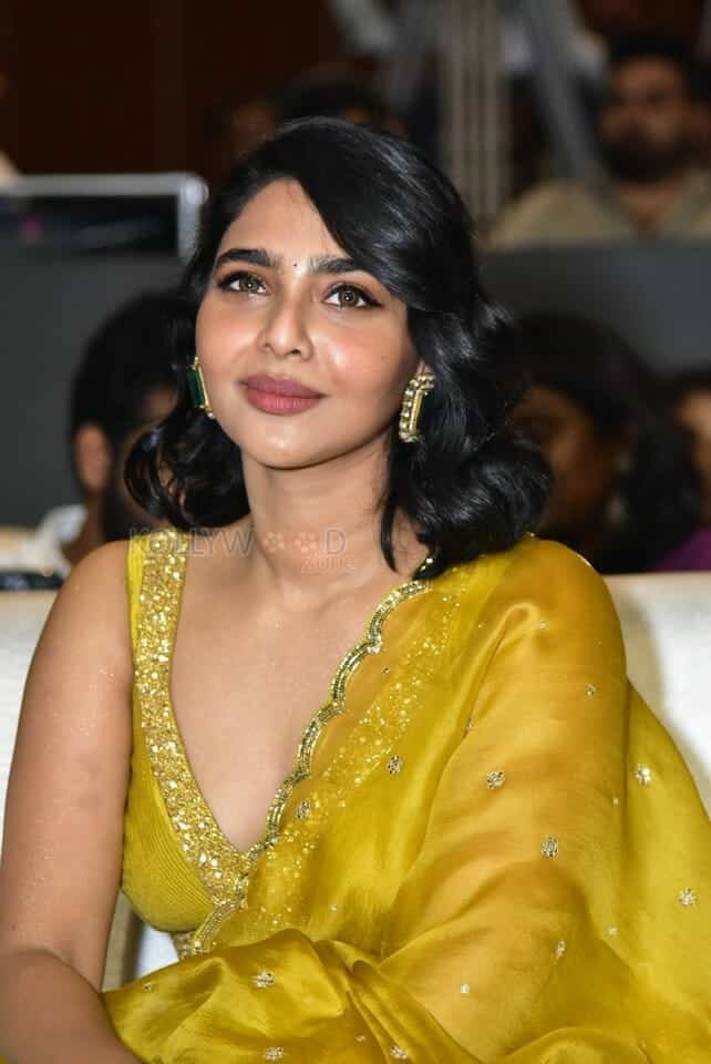 Actress Aishwarya Lekshmi at King of Kotha Pre Release Event Photos 01