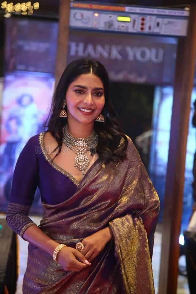 Actress Aishwarya Lekshmi at Ponniyin Selvan I Movie Pre Release Event Photos 09