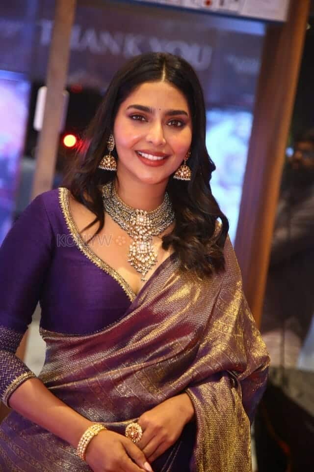 Actress Aishwarya Lekshmi at Ponniyin Selvan I Movie Pre Release Event Photos 13