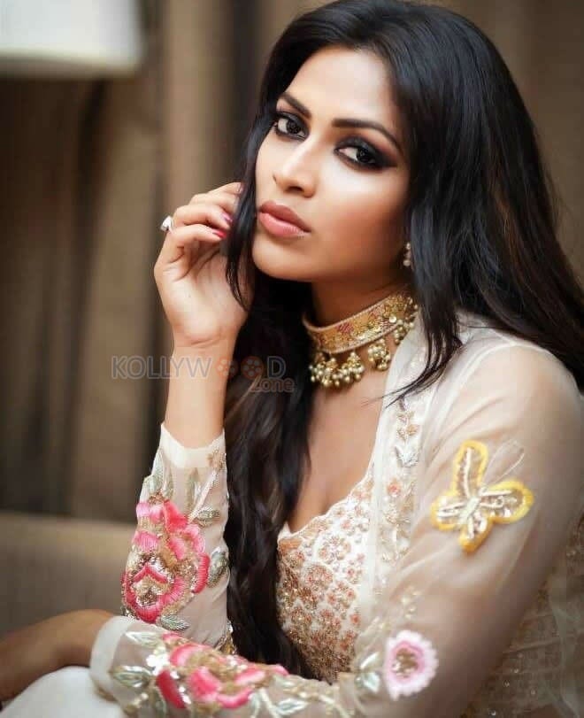 Actress Amala Paul Cute Photoshoot Pictures