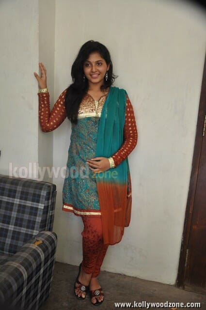 Actress Anjali In Thambi Vettothi Sundaram Press Meet