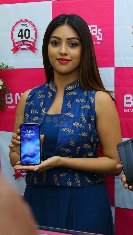 Actress Anu Emmanuel At The Launch Of B New Mobile Store At Bapatla Pictures