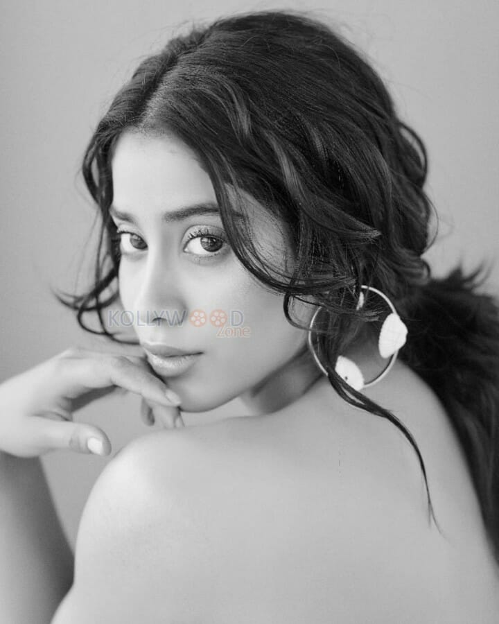 Actress Janhvi Kapoor Black And White Pictures 02