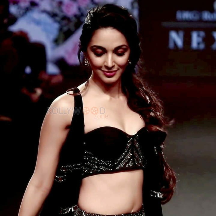 Actress Kiara Advani Sexy Rampwalk Pictures