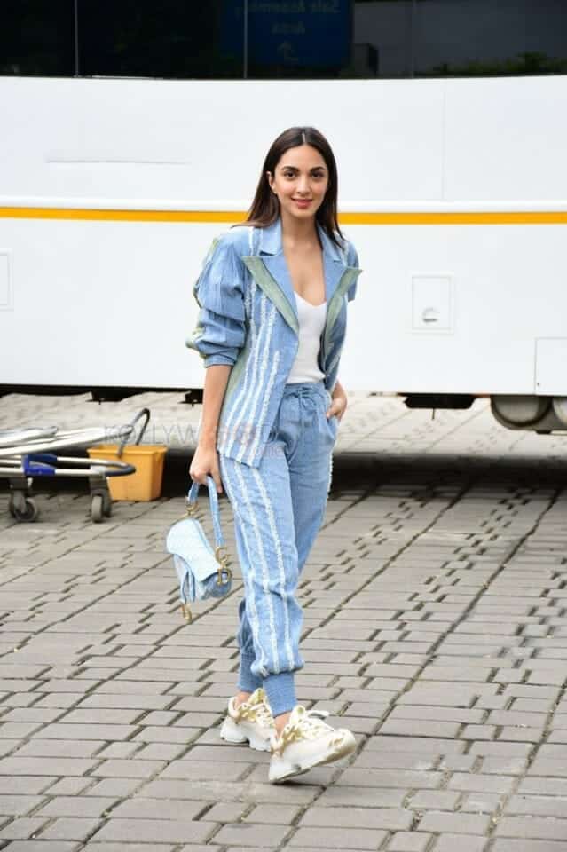 Actress Kiara Advani Standing Near the Movie Bus Photo 01