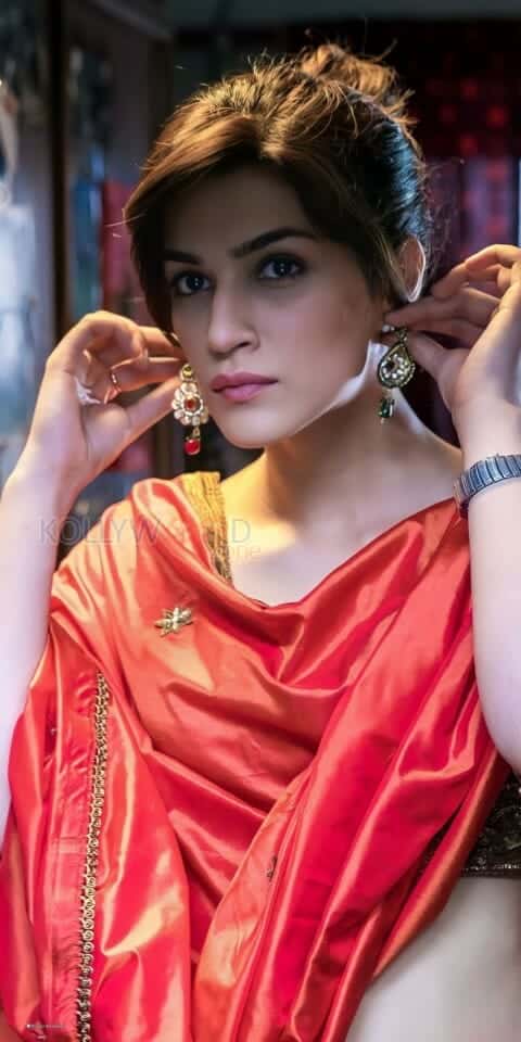 Actress Kriti Sanon Trying out Earrings Photo 01