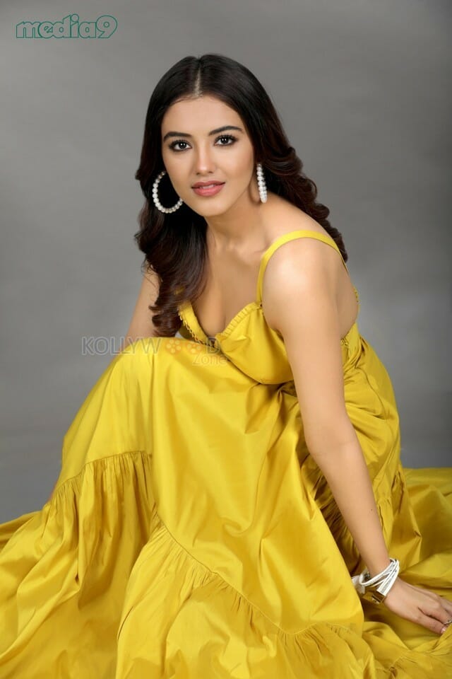 Actress Malavika Sharma Latest Hot And Sexy Photoshoot Pics