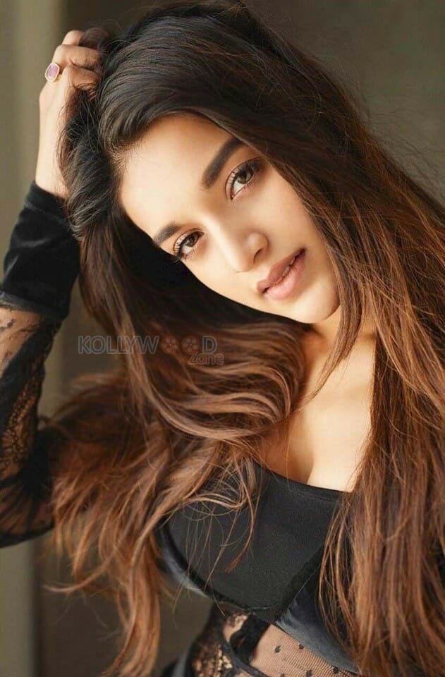 Actress Nidhhi Agerwal Sexy Cleavage Photos