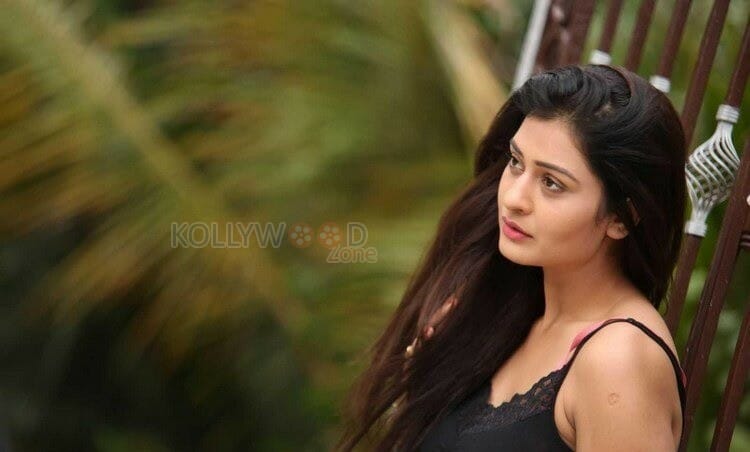 Actress Payal Rajput Sexy Cleavage Photos