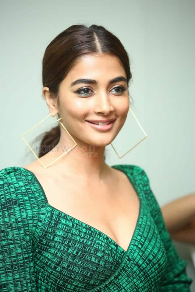 Actress Pooja Hegde Ultra Glam at Radhe Shyam Promotions Pictures 32