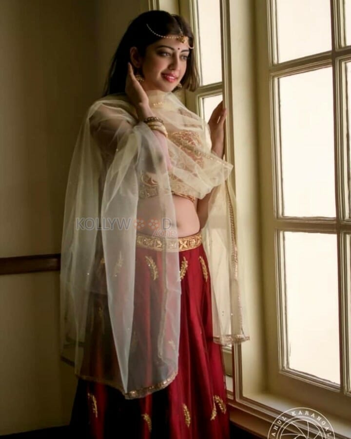 Actress Pranitha Subhash Sexy Navel Photos