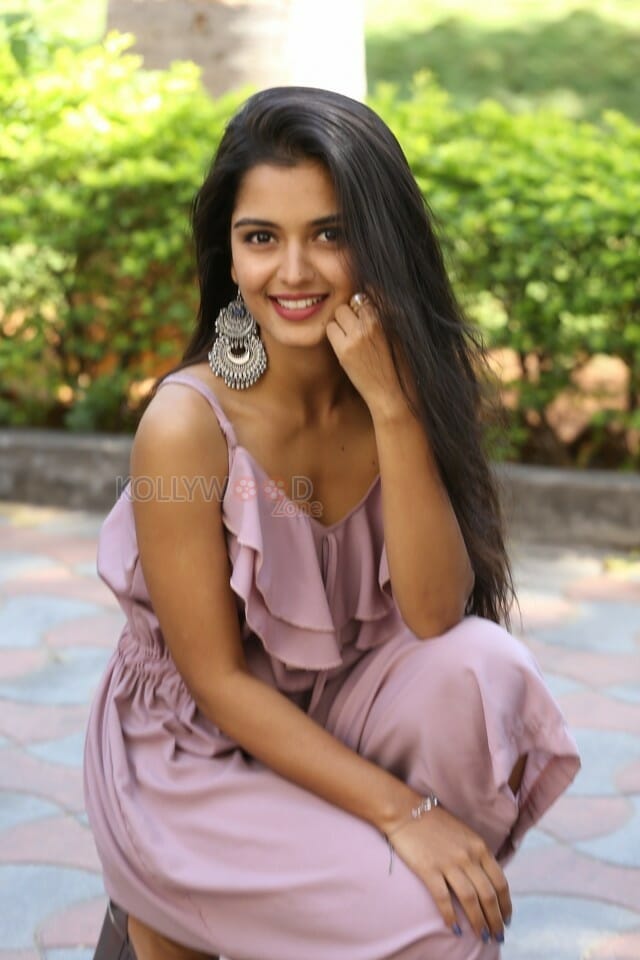 Actress Priyanka Jain At Chalte Chalte Movie Teaser Launch Photos