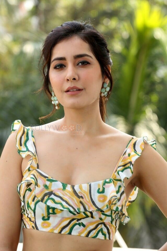 Actress Raashi Khanna Sexy Cute Cleavage Photos