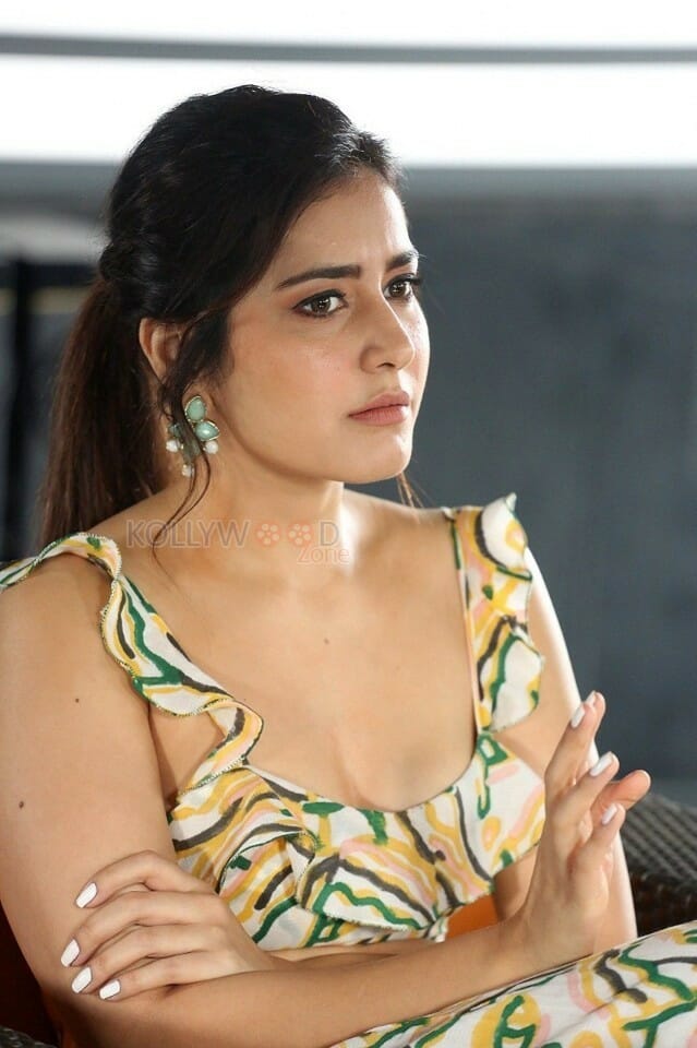 Actress Raashi Khanna Sexy Cute Cleavage Photos