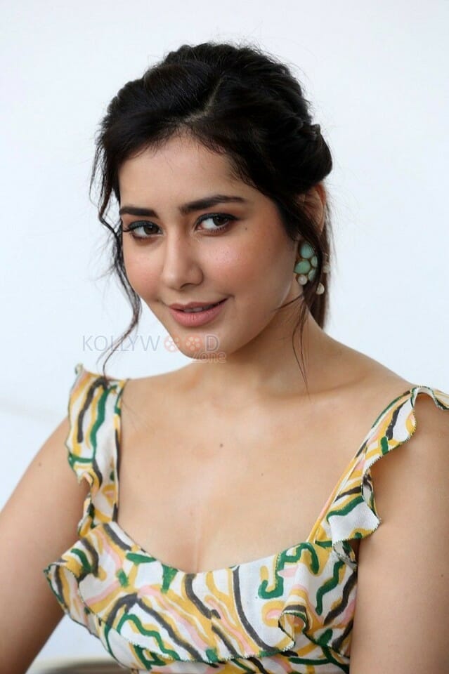 Actress Raashi Khanna Sexy Cute Cleavage Photos