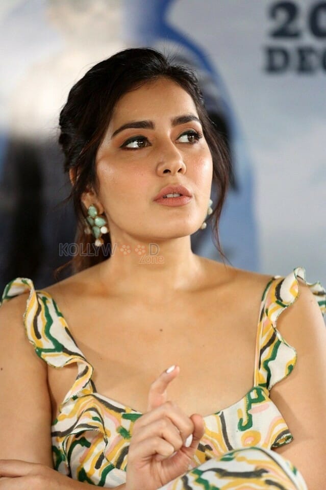 Actress Raashi Khanna Sexy Cute Cleavage Photos