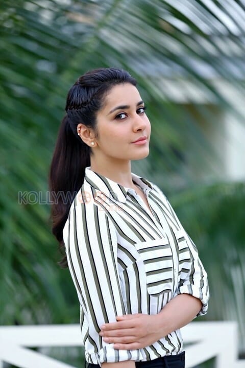 Actress Raashi Khanna Sexy Photoshoot Pictures