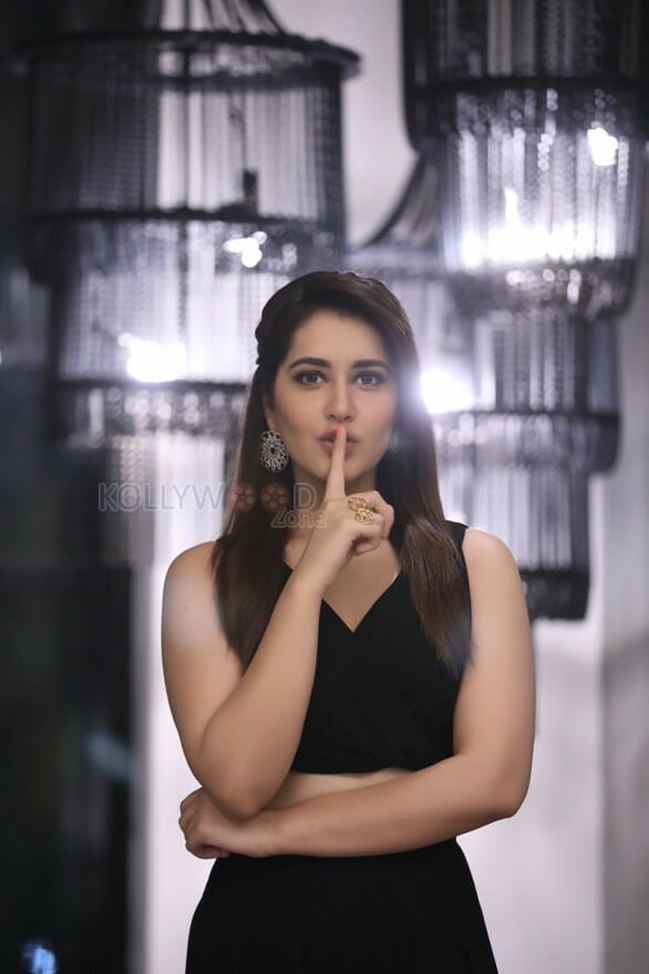 Actress Rashi Khanna Sexy Photoshoot Pictures