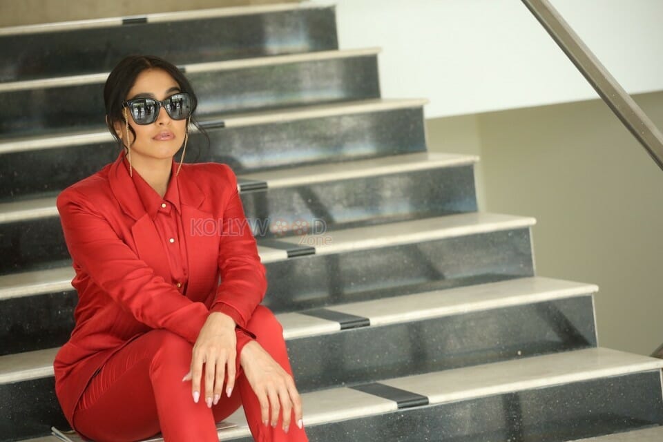 Actress Regina Cassandra At Evaru Movie Interview Photos