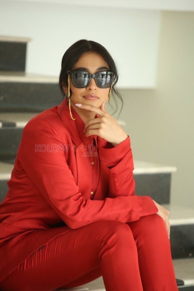 Actress Regina Cassandra At Evaru Movie Interview Photos