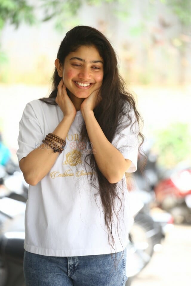 Actress Sai Pallavi at Virata Parvam Movie Interview Pictures 09