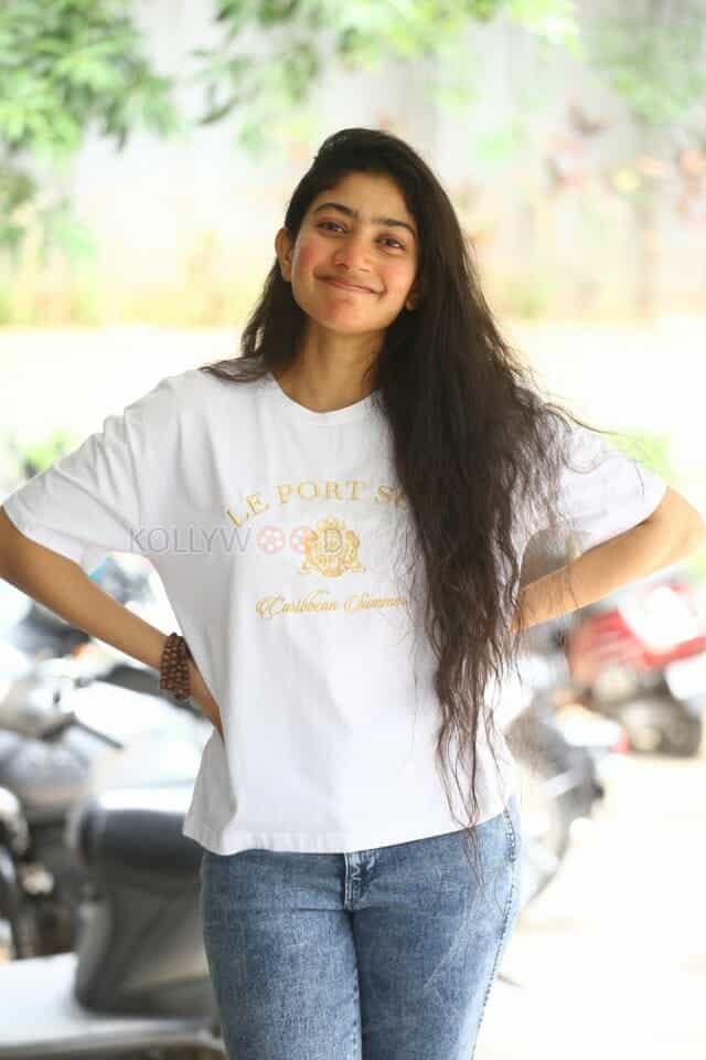 Actress Sai Pallavi at Virata Parvam Movie Interview Pictures 10